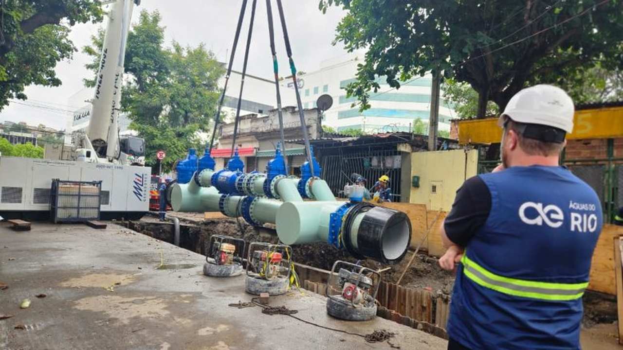 Instalação de tubulação de água com guindaste em via pública no Rio de Janeiro