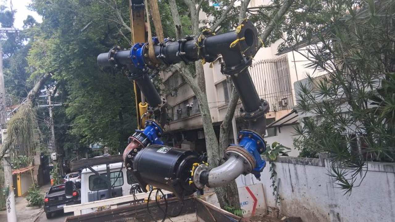 Instalação de tubulação de água em obra de modernização no Rio de Janeiro.