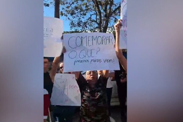 Manifestação em inauguração de unidade de saúde em Lumiar, com cartazes.