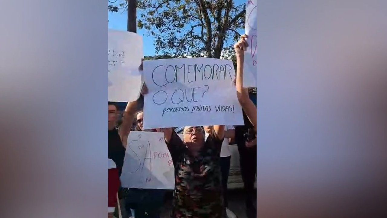 Manifestação em inauguração de unidade de saúde em Lumiar, com cartazes.