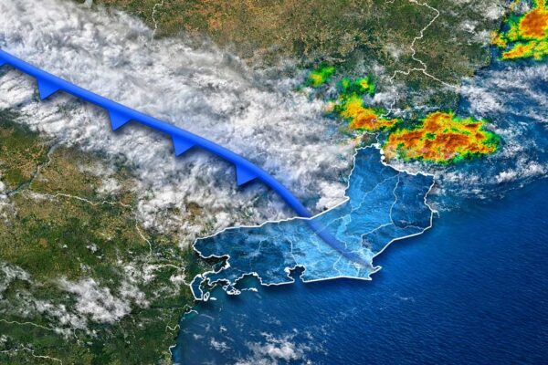 Mapa meteorológico mostra frente fria sobre o Rio de Janeiro com áreas de chuva.