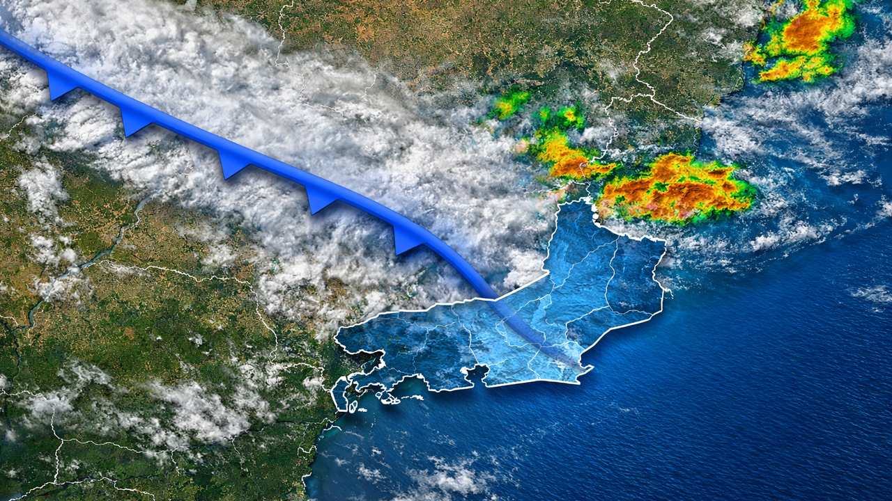 Mapa meteorológico mostra frente fria sobre o Rio de Janeiro com áreas de chuva.