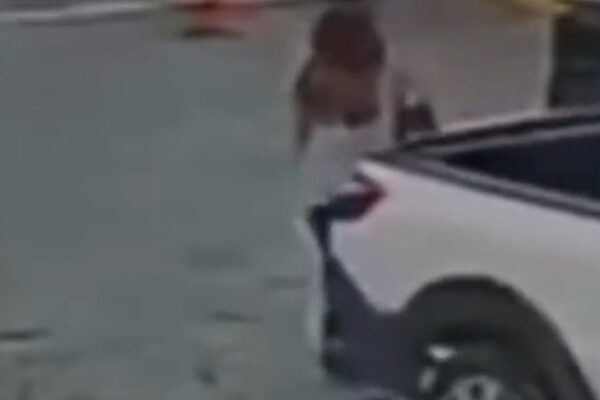 Mulher sendo atingida por carro em frente a hospital, em câmera de segurança