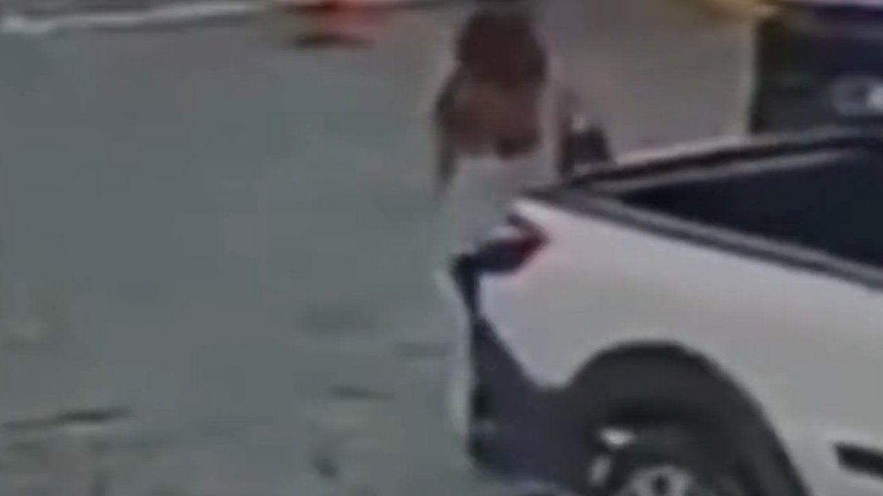 Mulher sendo atingida por carro em frente a hospital, em câmera de segurança
