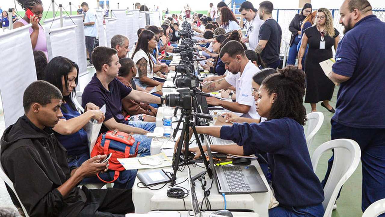 Mutirão do Detran RJ em Duas Barras com pessoas em atividades diversas.