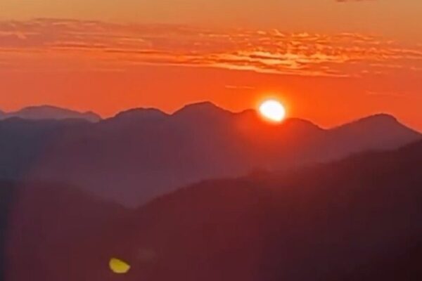 Nascer do sol em Nova Friburgo (RJ) com o maciço dos Três Picos ao fundo
