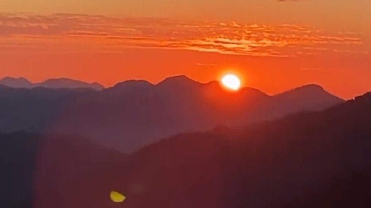 Nascer do sol em Nova Friburgo (RJ) com o maciço dos Três Picos ao fundo