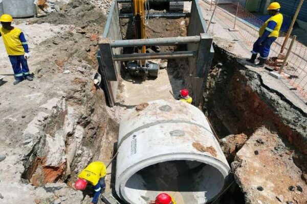 Obras de infraestrutura na Baixada Fluminense: instalação de tubulação para drenagem.