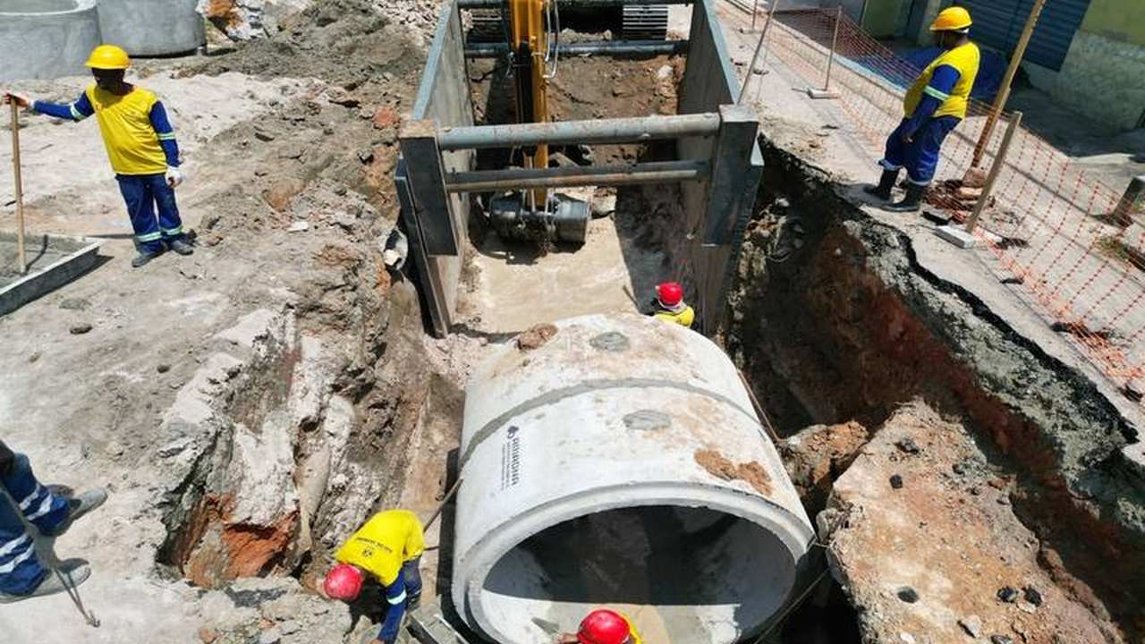 Obras de infraestrutura na Baixada Fluminense: instalação de tubulação para drenagem.