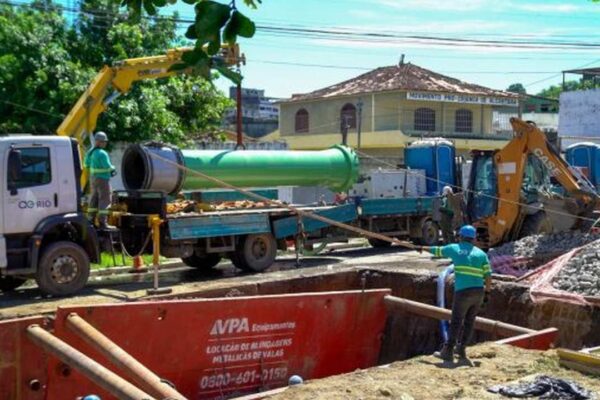 Obras de saneamento no Rio de Janeiro: instalação de tubulação para abastecimento de água.