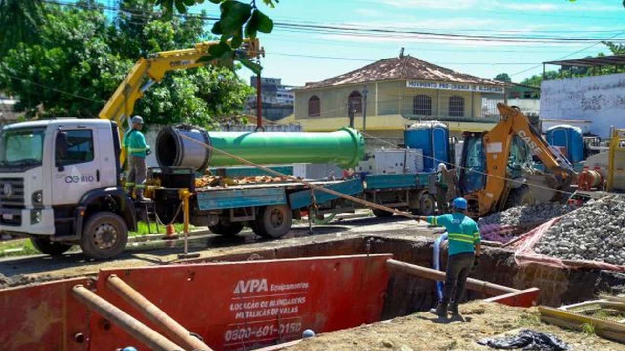 Obras de saneamento no Rio de Janeiro: instalação de tubulação para abastecimento de água.