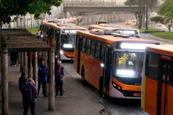 Imagem mostra ônibus em circulação no Rio de Janeiro após a suspensão da greve dos rodoviários.