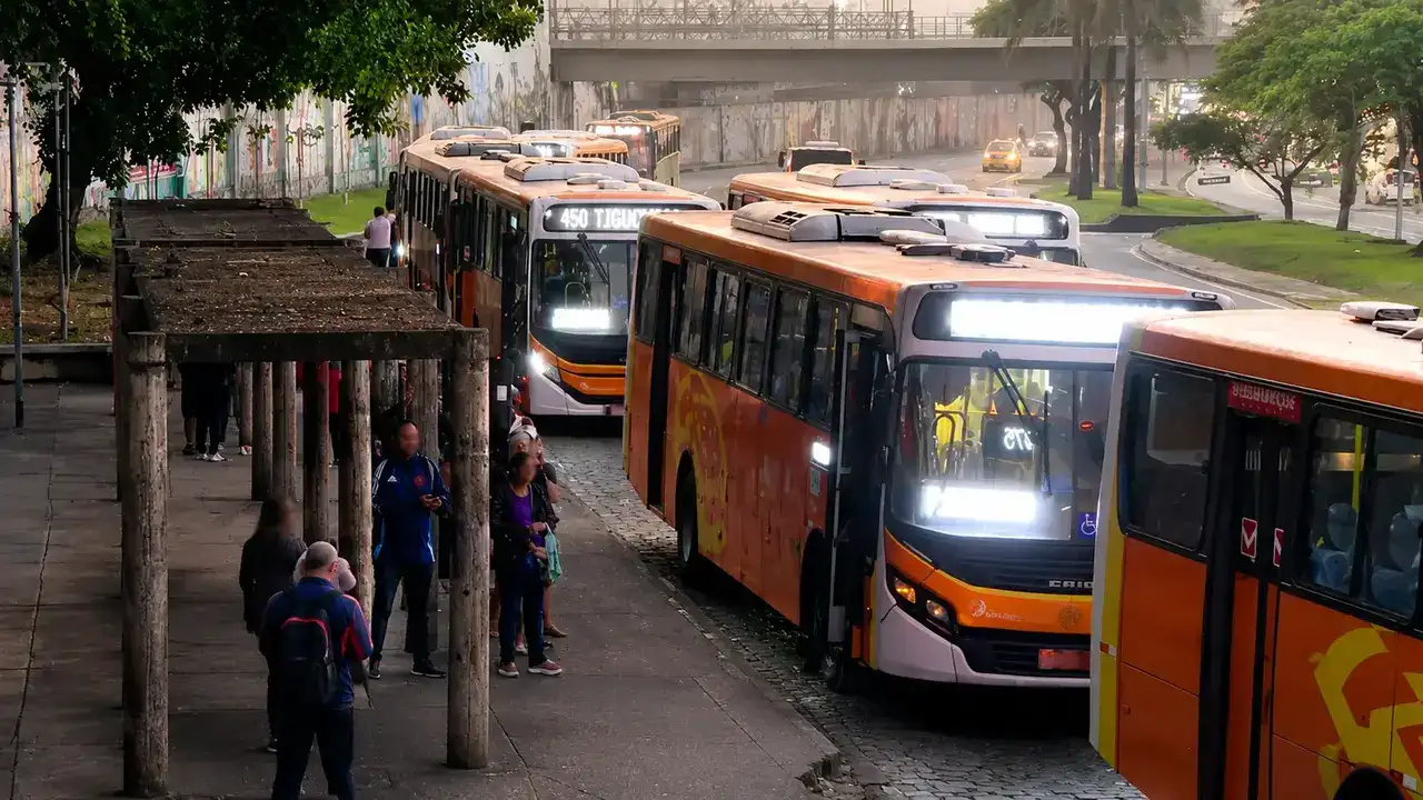 Imagem mostra ônibus em circulação no Rio de Janeiro após a suspensão da greve dos rodoviários.