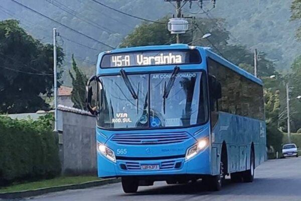 Ônibus azul da linha 45-A Varginha em Nova Friburgo, Brasil.