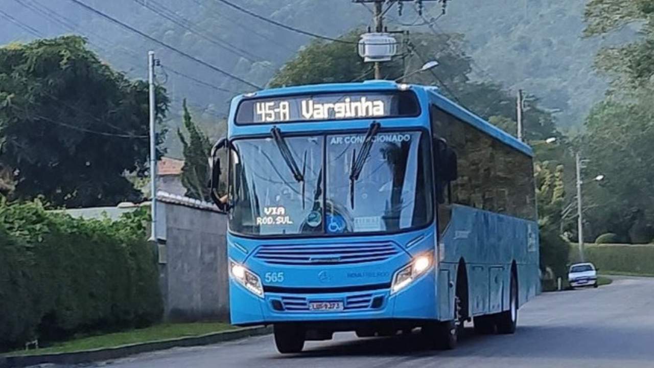 Ônibus azul da linha 45-A Varginha em Nova Friburgo, Brasil.