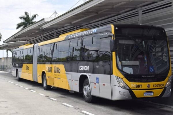 Ônibus BRT Rio com design amarelo e preto, parte da reformulação do transporte público.