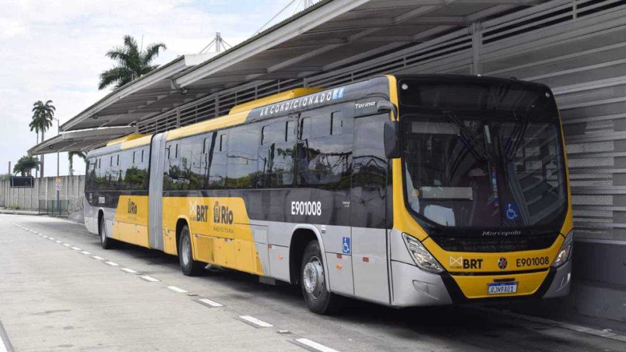 Ônibus BRT Rio com design amarelo e preto, parte da reformulação do transporte público.