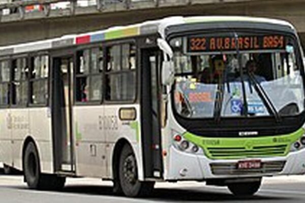 Ônibus de transporte público parado no Rio de Janeiro (RJ), devido à paralisação.