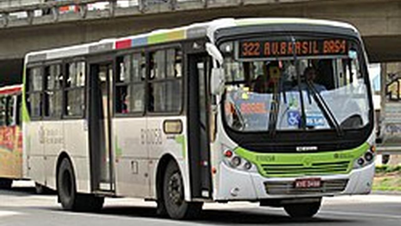 Ônibus de transporte público parado no Rio de Janeiro (RJ), devido à paralisação.