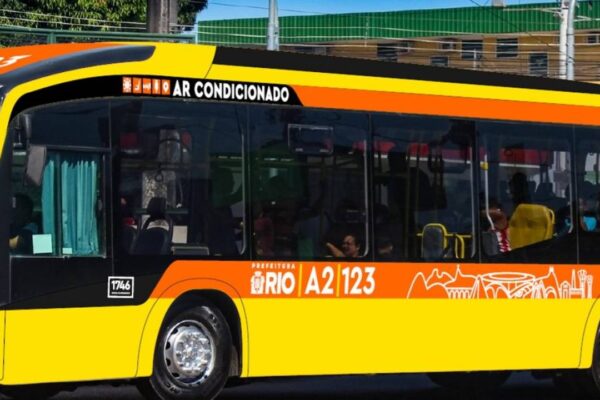 Ônibus do sistema RIO, com o letreiro 'AR CONDICIONADO' e a rota A2 123.