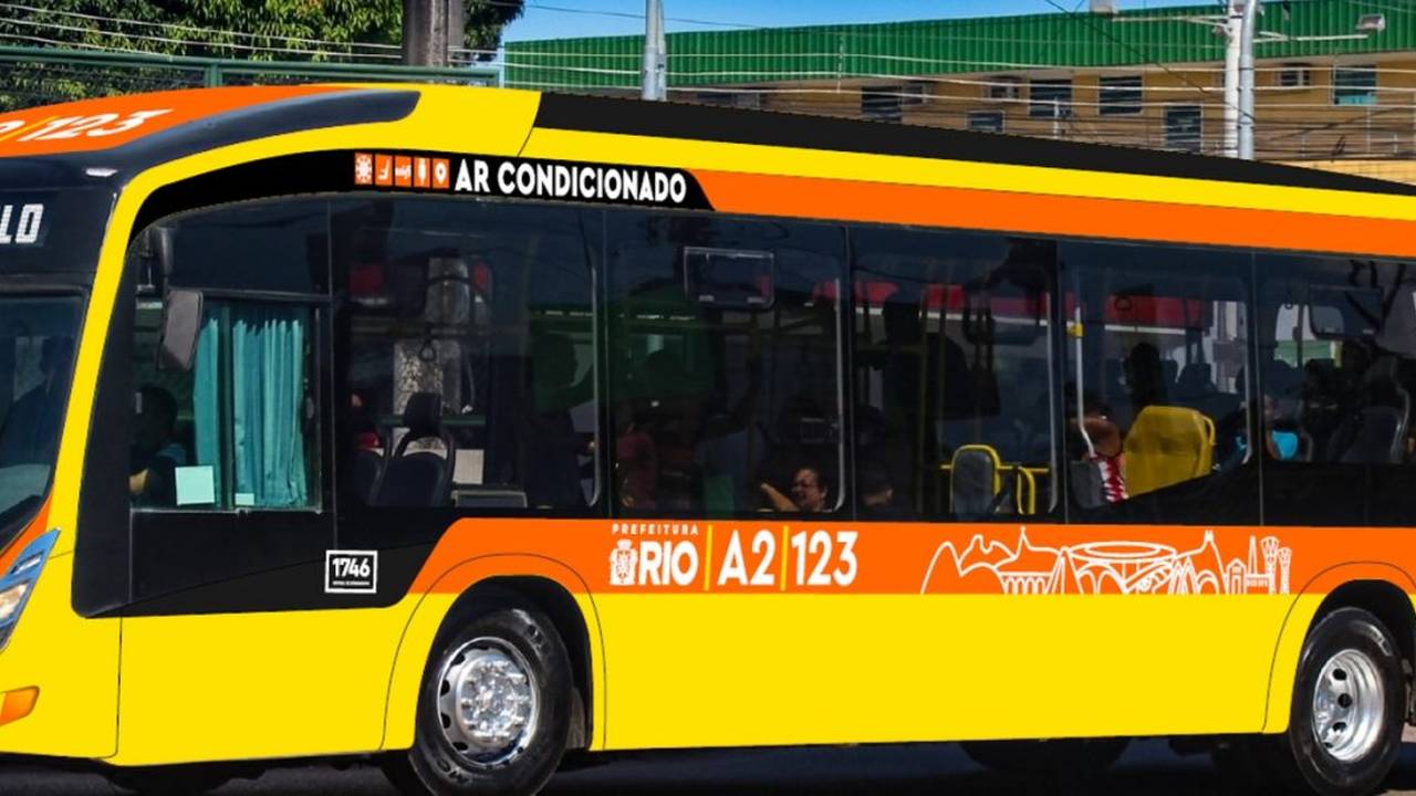 Ônibus do sistema RIO, com o letreiro 'AR CONDICIONADO' e a rota A2 123.