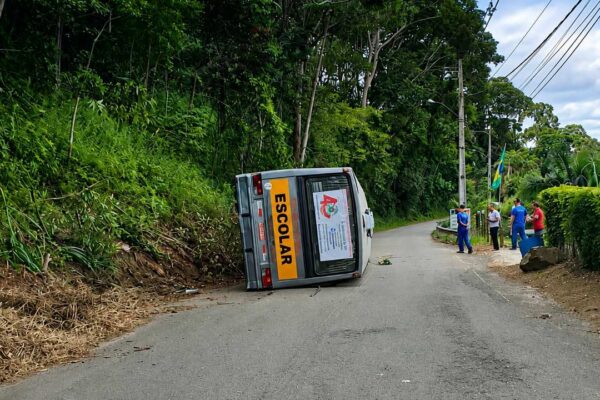 Ônibus escolar tombado em rodovia após acidente em Nova Friburgo, RJ.