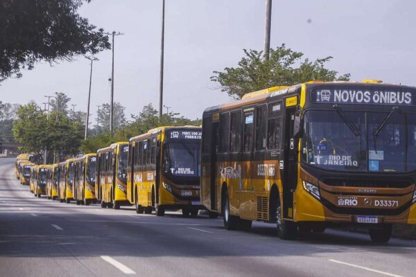 Ônibus novos em fila na cidade do Rio de Janeiro.