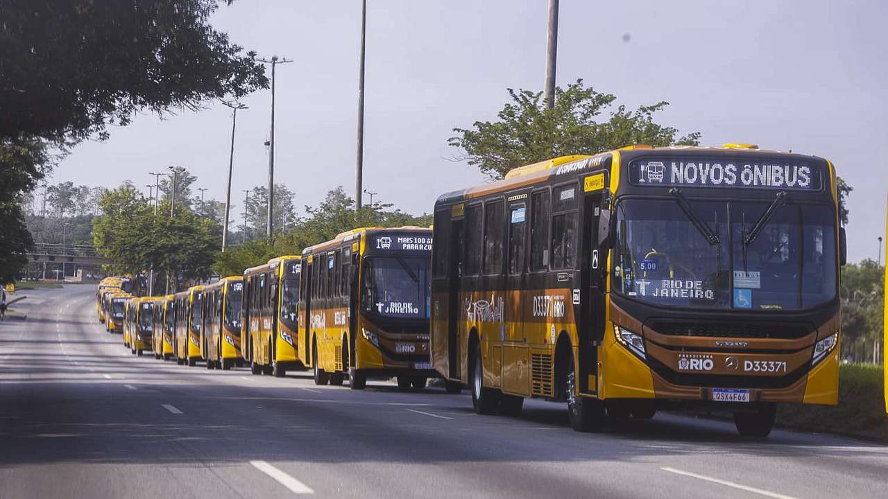 Ônibus novos em fila na cidade do Rio de Janeiro.