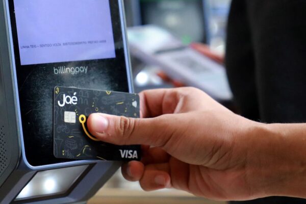 Pagamento com cartão de crédito em terminal de ônibus no Rio de Janeiro