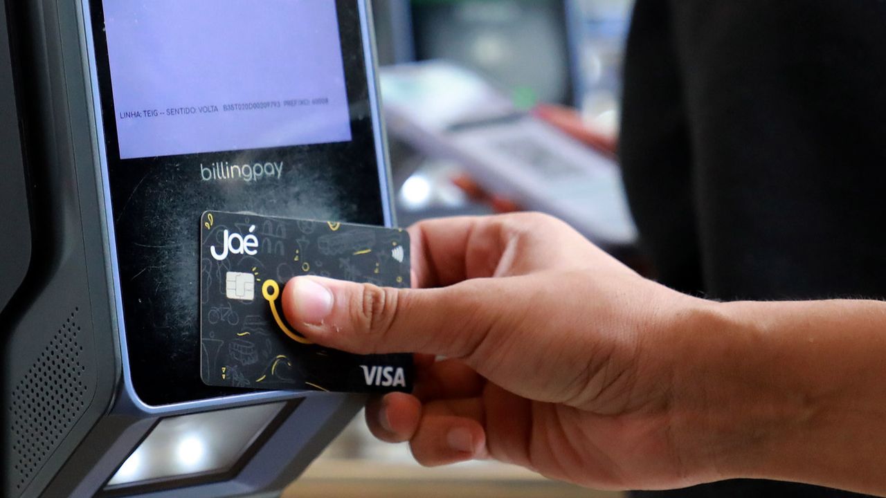 Pagamento com cartão de crédito em terminal de ônibus no Rio de Janeiro