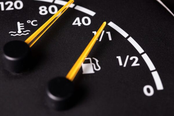 Painel de veículo mostrando temperatura e nível de combustível.