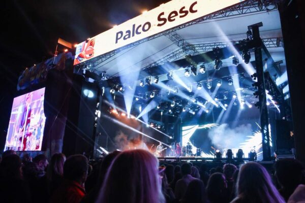 Palco do Festival Sesc de Inverno com luzes e público.