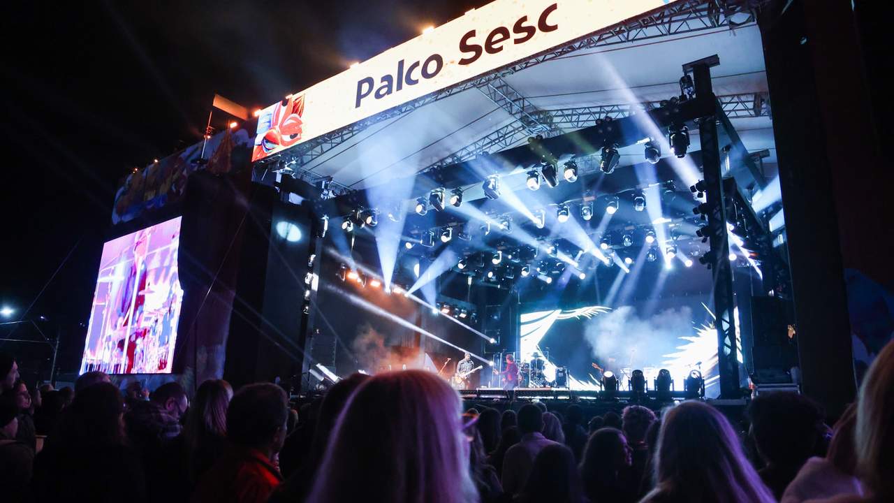 Palco do Festival Sesc de Inverno com luzes e público.