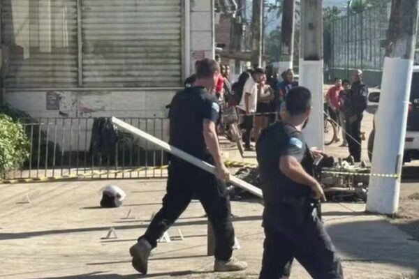 Perícia no local de crime: policiais investigam com régua de pedreiro