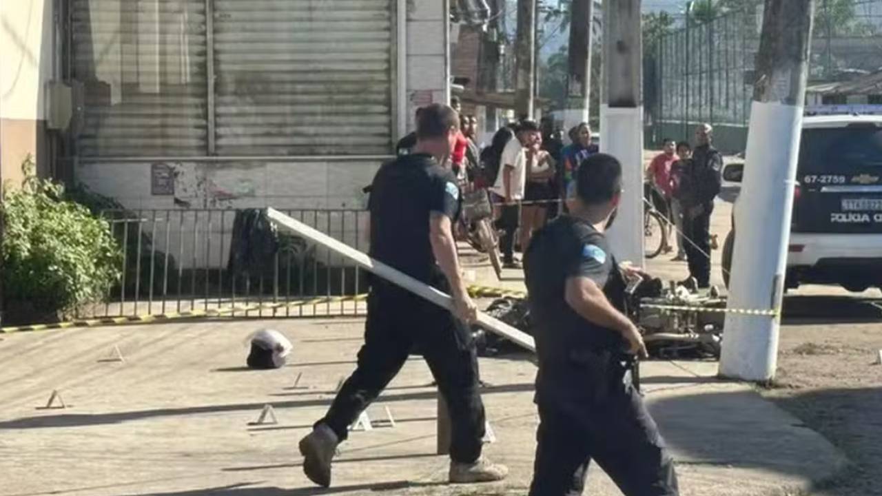 Perícia no local de crime: policiais investigam com régua de pedreiro