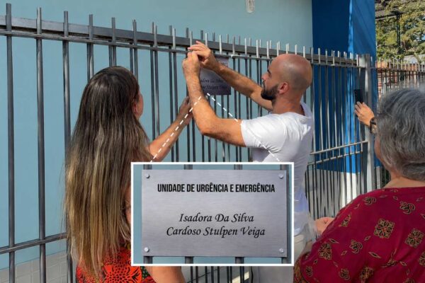 Placa de homenagem com nomes Isadora Da Silva e Cardoso Stulpen Veiga sendo fixada em Lumiar.