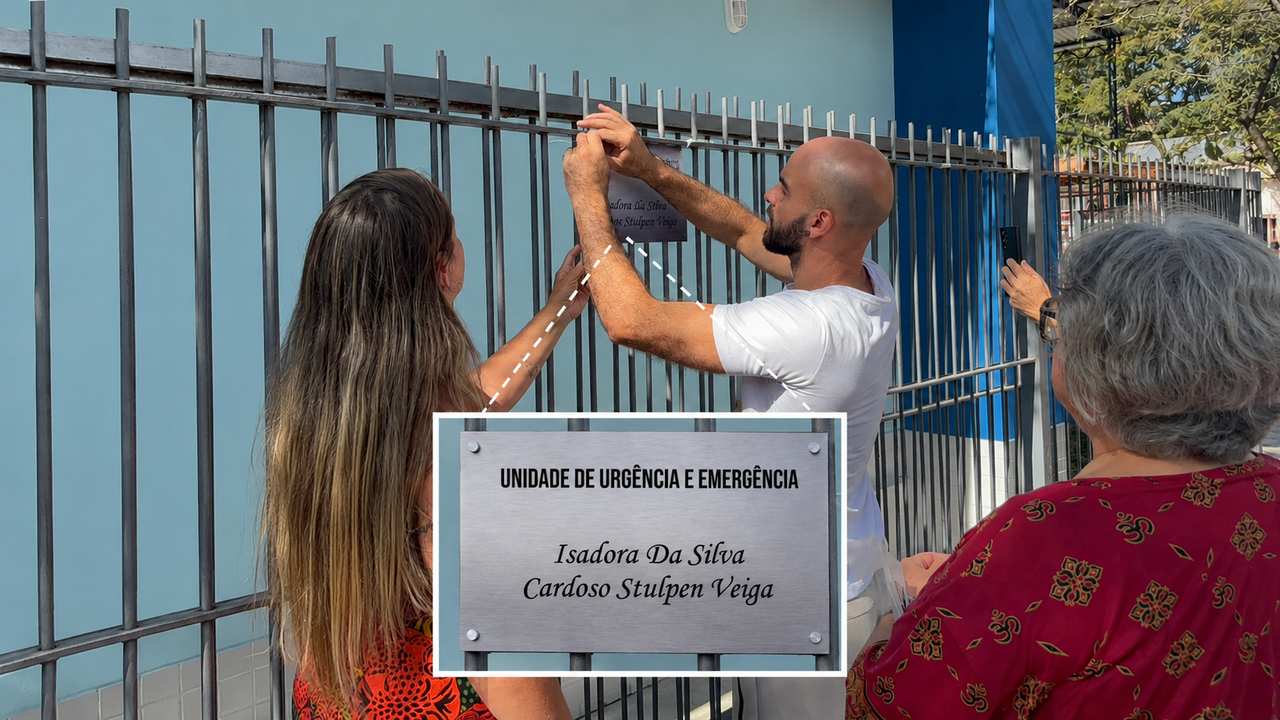 Placa de homenagem com nomes Isadora Da Silva e Cardoso Stulpen Veiga sendo fixada em Lumiar.