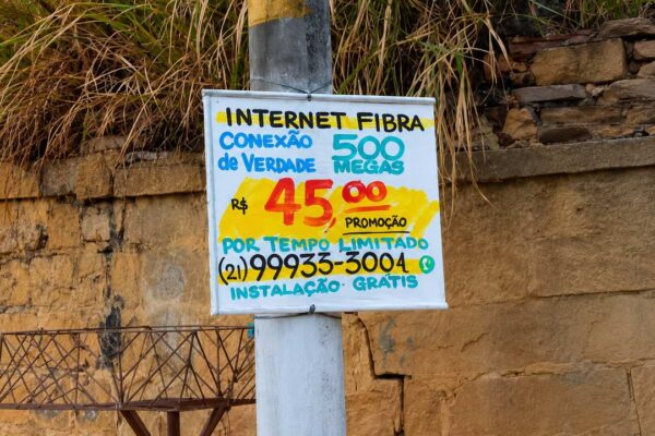 Placa de oferta de internet FIBRA com preço promocional de R$ 45,00, com detalhes de contato.