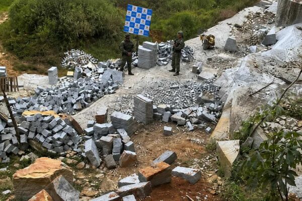 Polícia Ambiental em ação contra extração mineral ilegal em Nova Friburgo.