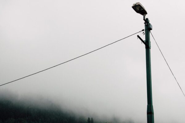 Poste de iluminação em dia nublado e com névoa, em Nova Friburgo.