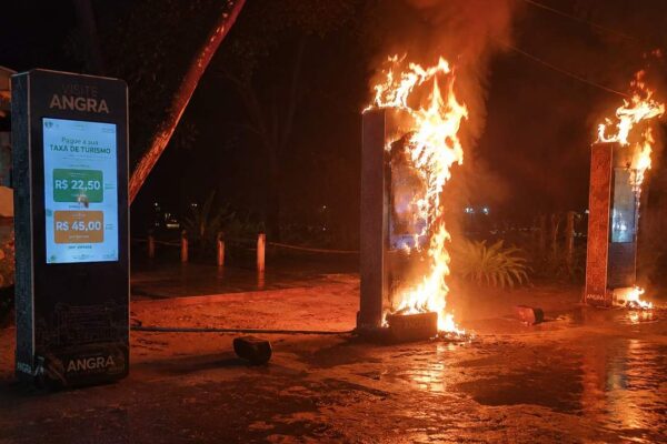 Postes de informações turísticas em chamas em Angra dos Reis.