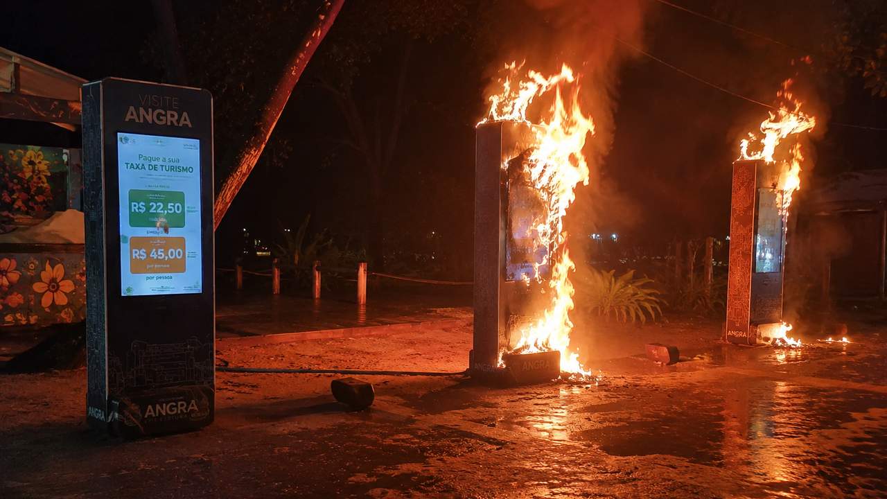 Postes de informações turísticas em chamas em Angra dos Reis.