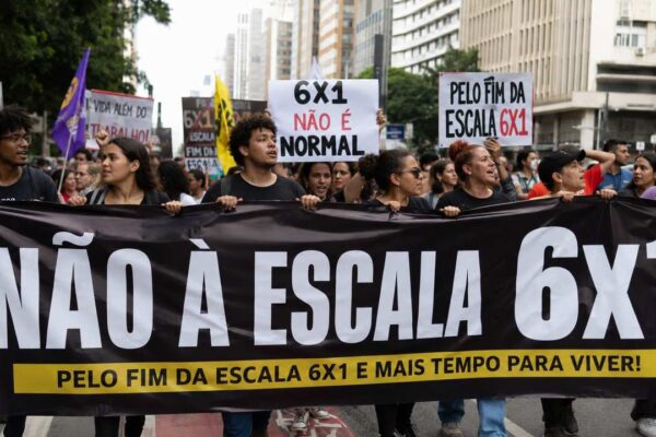 Protesto contra a escala 6x1, com cartazes e faixa "Não à Escala 6x1".