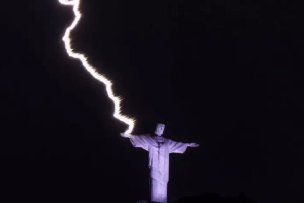 Raio atinge o Cristo Redentor durante temporal no Rio de Janeiro.