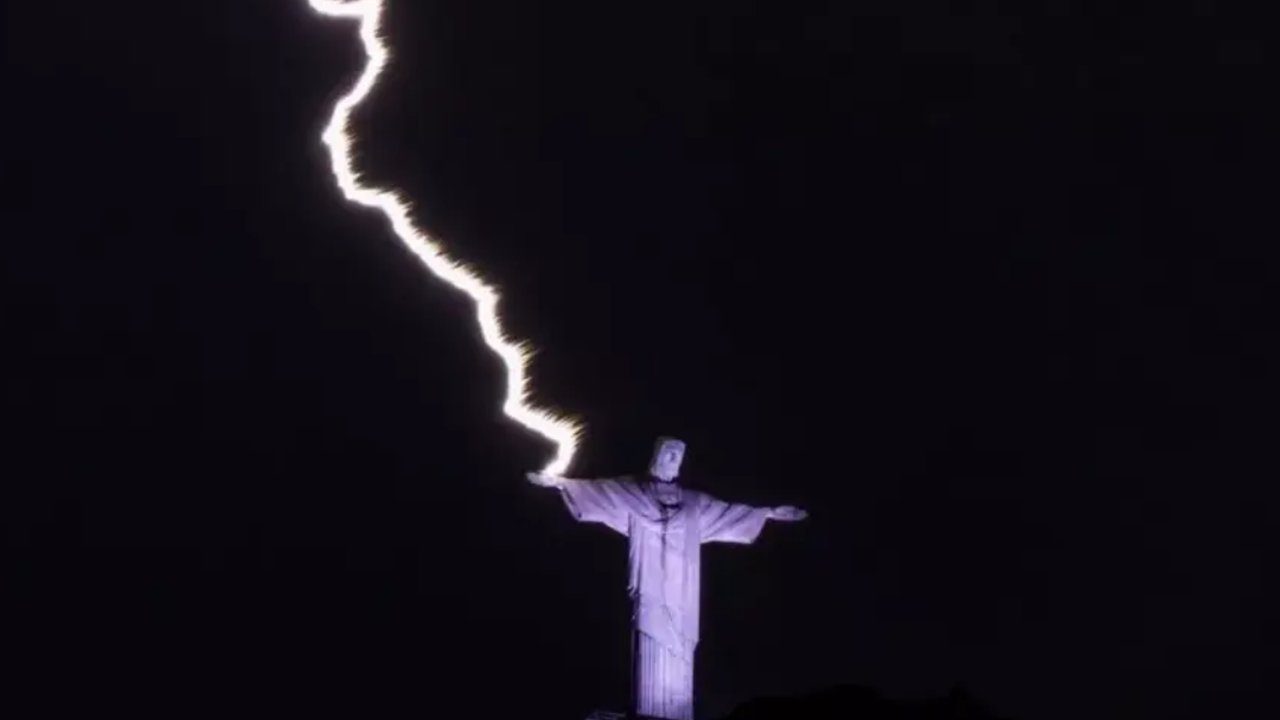 Raio atinge o Cristo Redentor durante temporal no Rio de Janeiro.