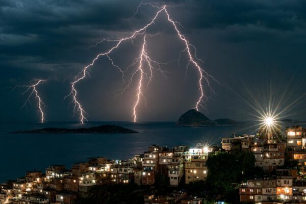 Raios iluminam o céu sobre o Rio de Janeiro durante temporal com mais de 2 mil raios registrados.