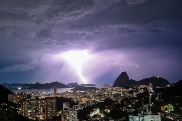 Raios iluminam o céu sobre o Rio de Janeiro em tempestade noturna