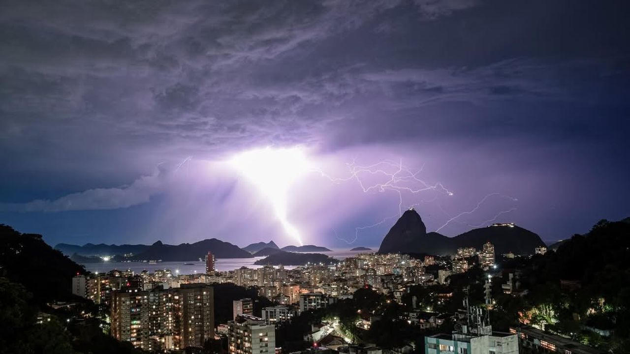 Raios iluminam o céu sobre o Rio de Janeiro em tempestade noturna