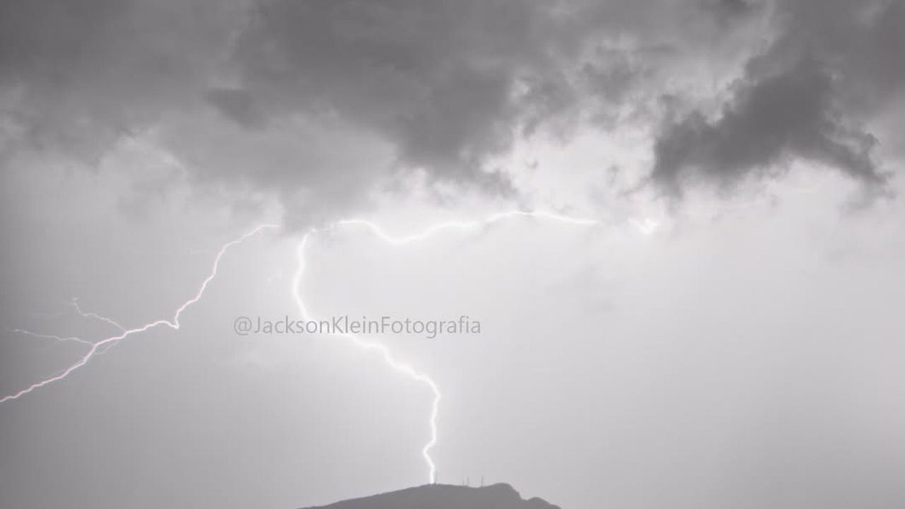 Relâmpago cortando o céu escuro sobre Nova Friburgo, Rio de Janeiro.