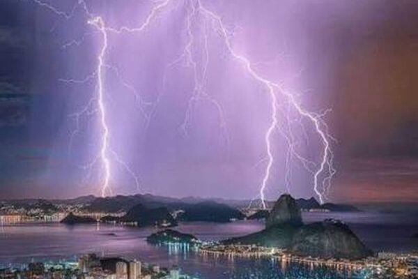 Relâmpagos sobre o Rio de Janeiro durante a chegada de uma frente fria.